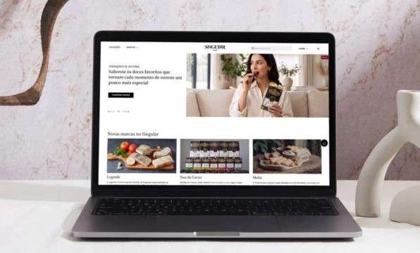 Ordinateur portable affichant le site Singular avec une sélection de produits alimentaires.
