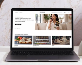 Ordinateur portable affichant le site Singular avec une sélection de produits alimentaires.
